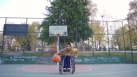 Jugador-De-Baloncesto-Discapacitado-En-Silla-De-Ruedas.-Jóvenes-Discapacitados.